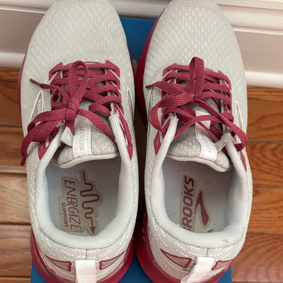 Brooks Women's Levitate GTS 5 Athletic Shoes - White and Purple - Picture 6 of 8